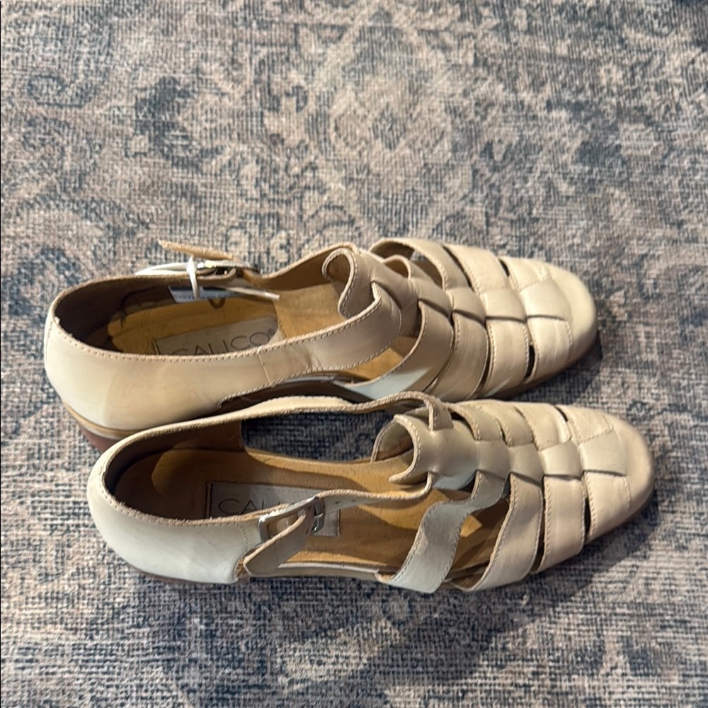 Cream Women's vintage close toe sandals with small block heel leather up size 8 - Picture 2 of 4